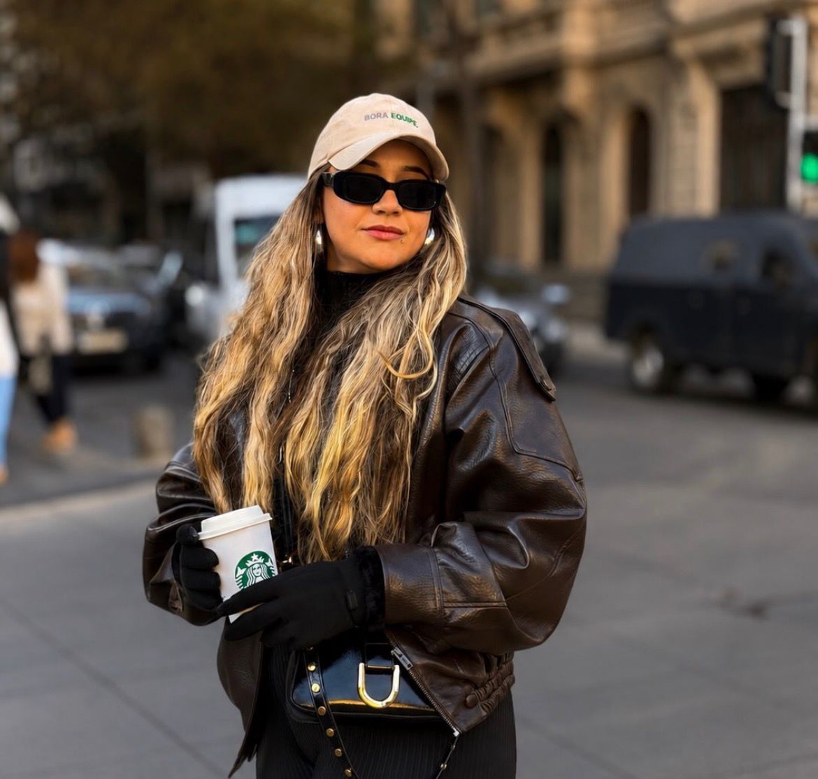 Cliente usando boné Bora Equipe bege na rua