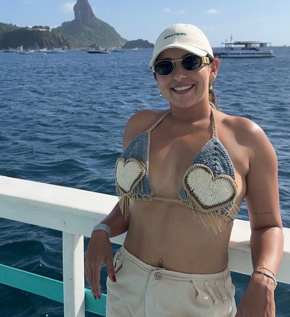 Cliente usando boné Bora Equipe branco em um barco