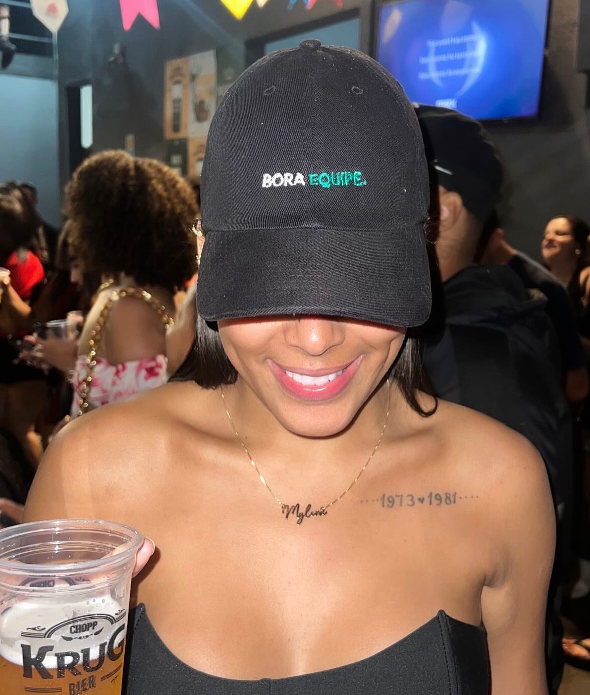 Cliente usando boné Bora Equipe preto em uma festa