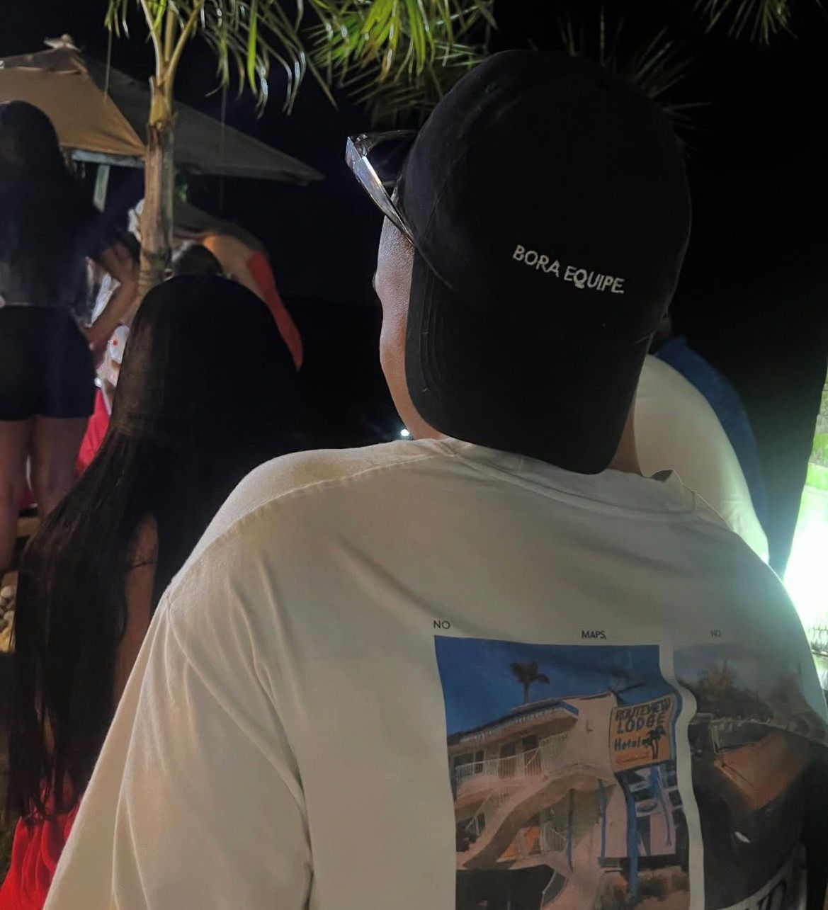 Cliente usando boné Bora Equipe preto à noite