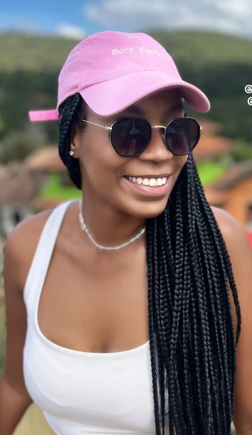 Cliente usando boné Bora Equipe rosa